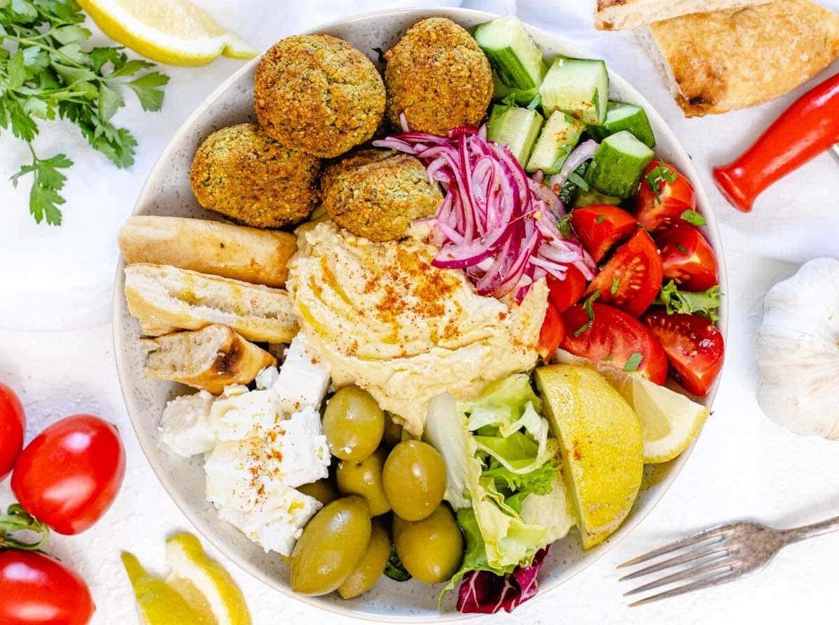 Mediterrane Bowl mit Petersilie
