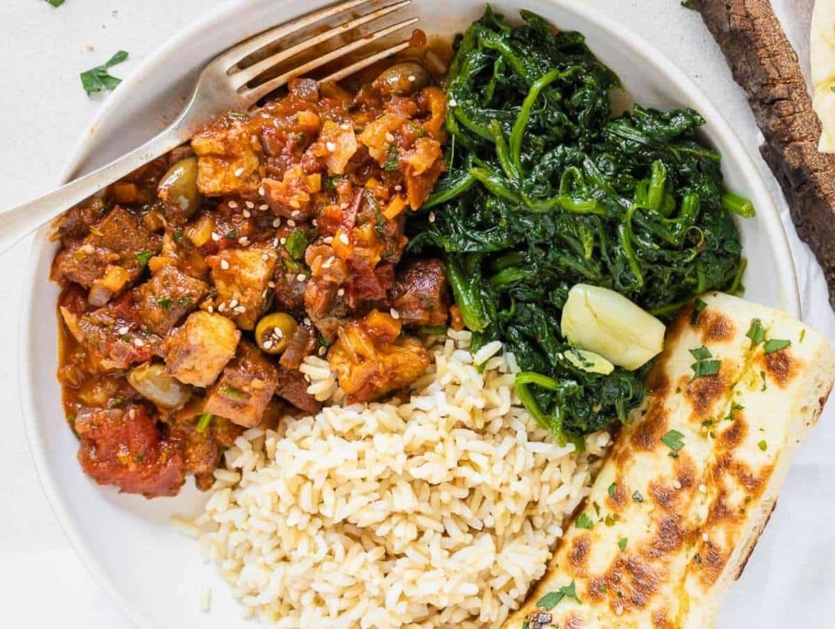 Tofu nach Jägerart 16 vegetarian cacciatore with rice, kale, and flatbread.