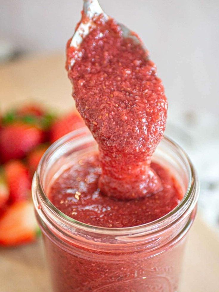 Helle, glänzende vegane Erdbeermarmelade.