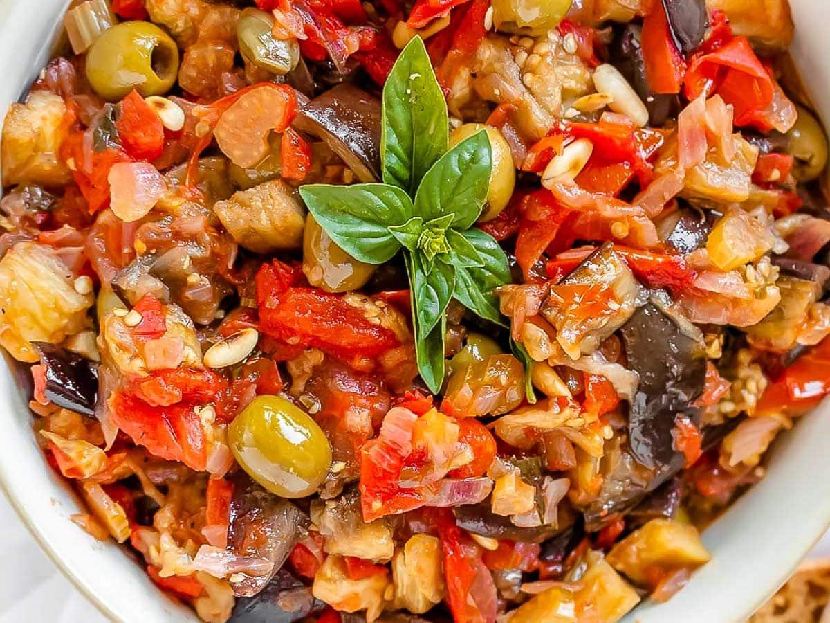Auberginen-Caponata in einer Schüssel