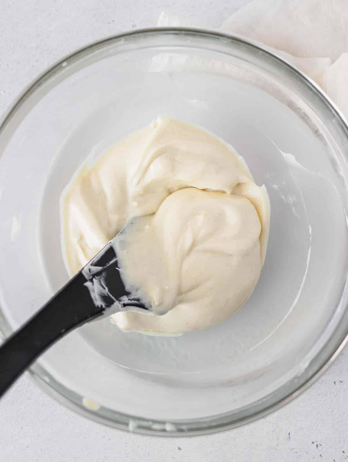 Abgetropfter Sojajoghurt mit Zucker aufgeschlagen