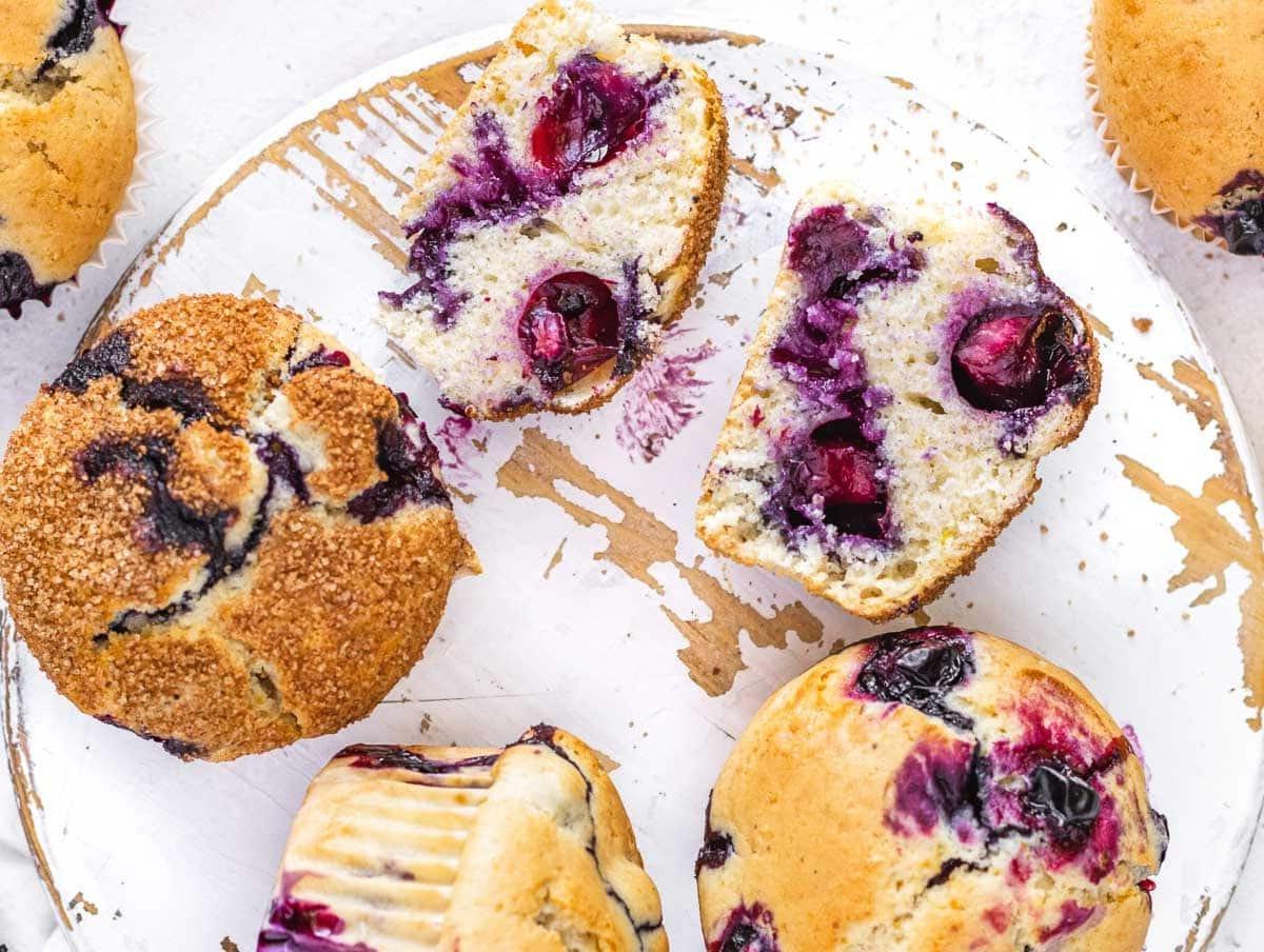 Geöffnete Blaubeer-Muffins