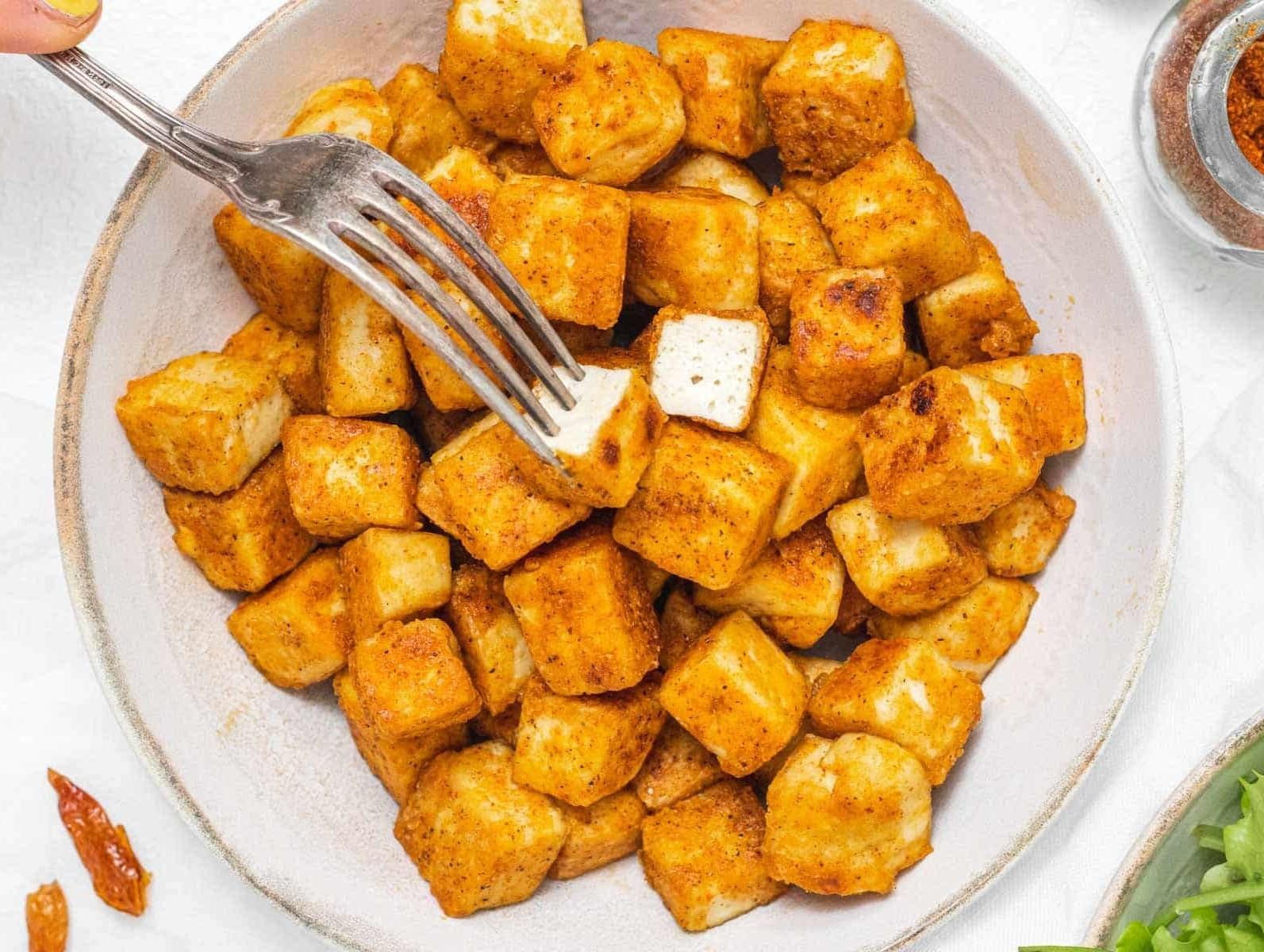 Gebratener Tofu mit silberner Gabel