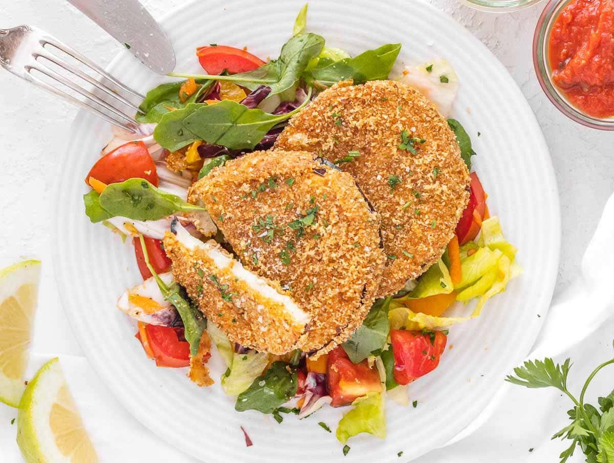 Frittierte Auberginenscheiben auf Beilagensalat