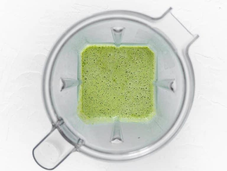 Veganes Grünes Göttinnen Dressing im Mixer