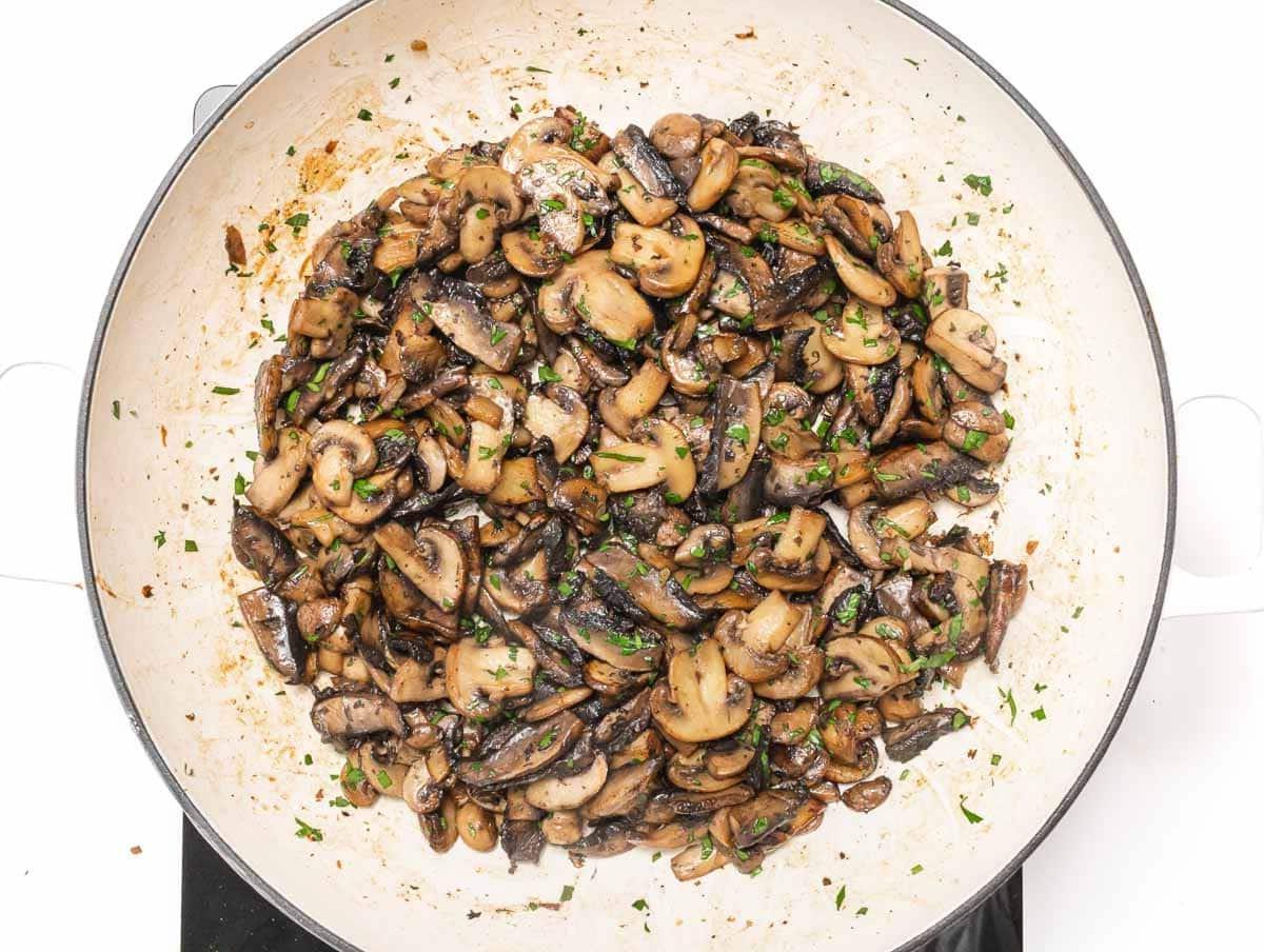 Gebratene weiße und Portobello-Pilze