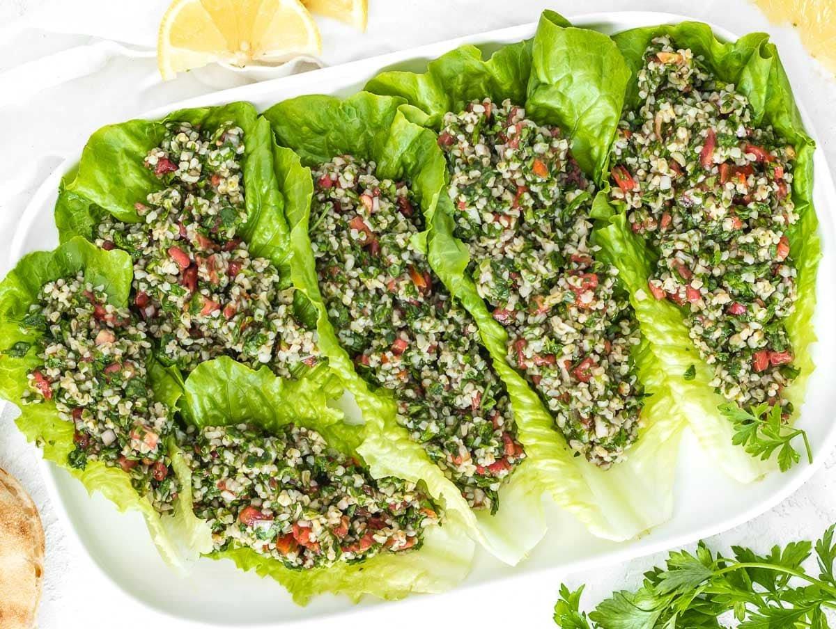 Mit Tabbouleh gefüllter Salat