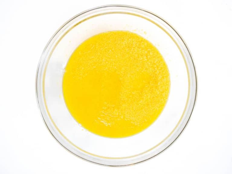 Marokkanischer Couscous in Wasser einweichend