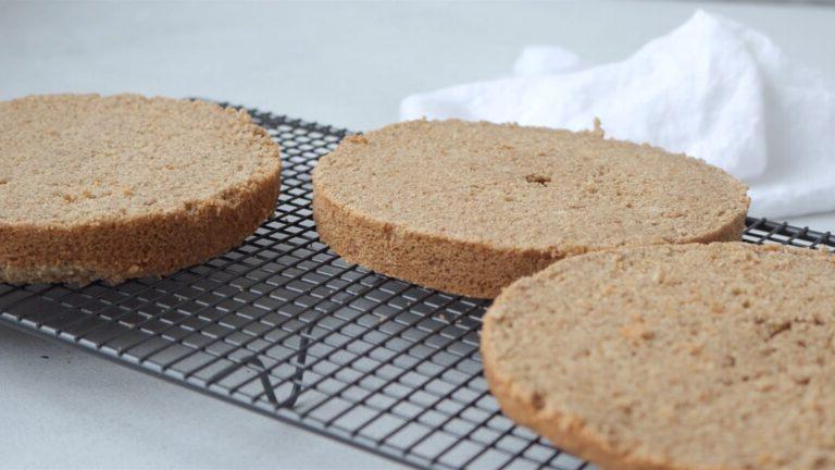Kuchen in gleichmäßige Schichten schneiden