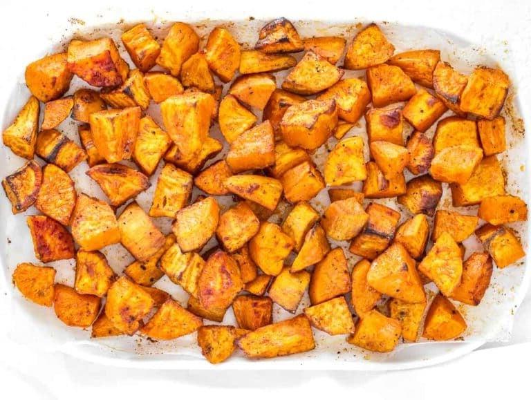 geröstete Süßkartoffeln auf einer Servierplatte