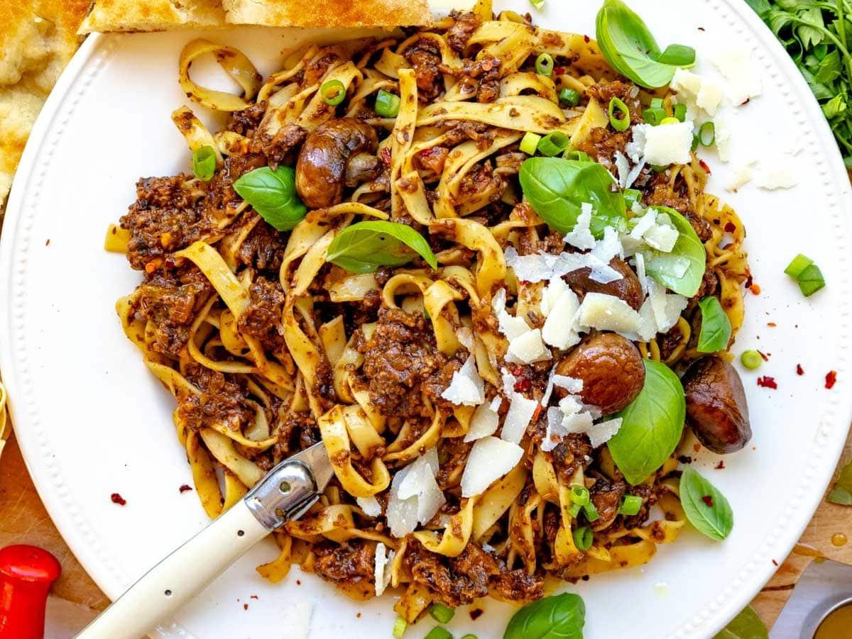 Pilz-Bolognese mit Parmesan-Käse und frischem Basilikum.