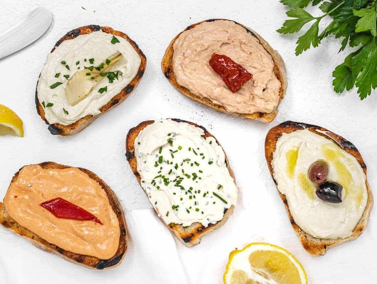 30 vegane Mittagessen-Ideen 17 Variationen von Tofu-Frischkäse auf Toast mit verschiedenen Toppings