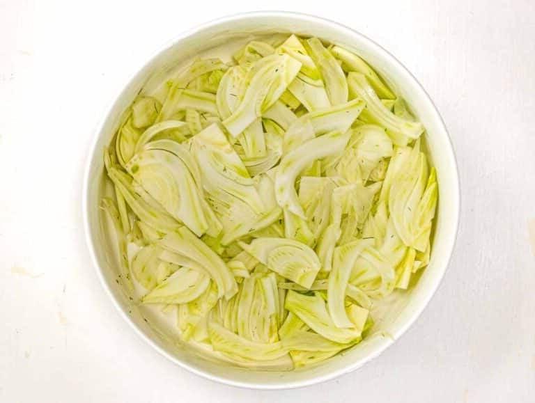 Fenchel in einer Schüssel beiseite stellen