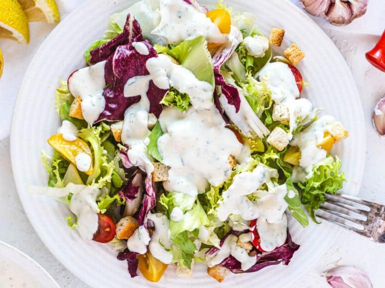 Veganes Ranch Dressing auf einem Beilagensalat
