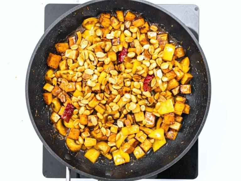 Kung Pao Tofu frisch aus der Pfanne.