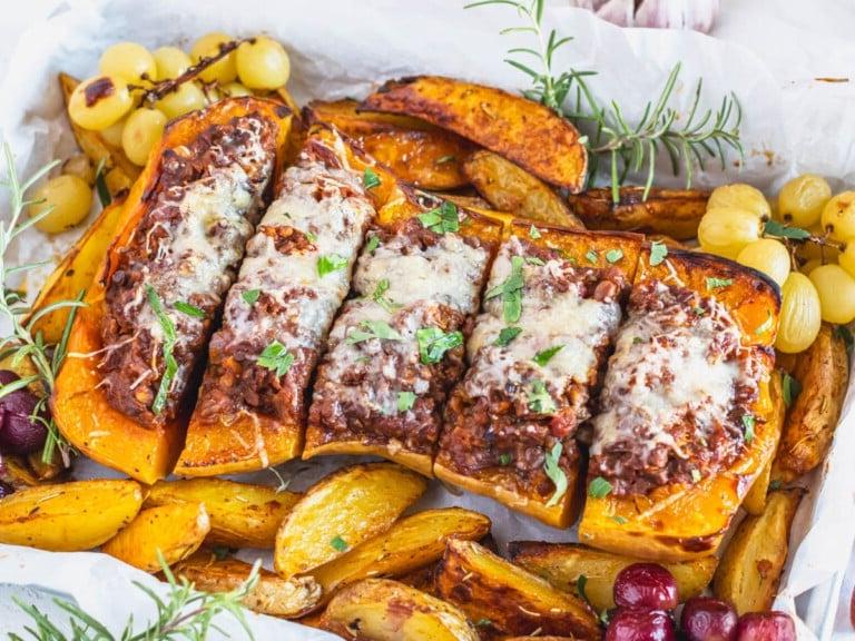 gefüllter Butternut-Kürbis nach dem Backen mit geschmolzenem Parmesan