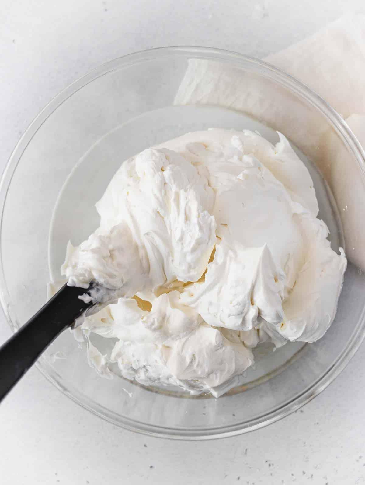 Schlagsahne und Joghurt vermischt