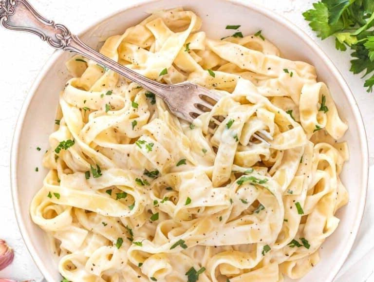 Blumenkohl Alfredo mit Gabel – bereit zum Genießen.