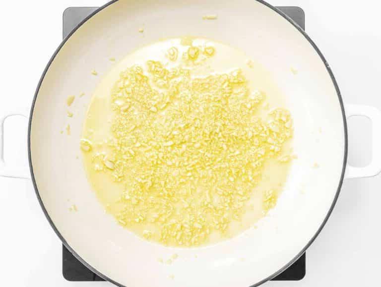 Öl und Knoblauch in einer Pfanne