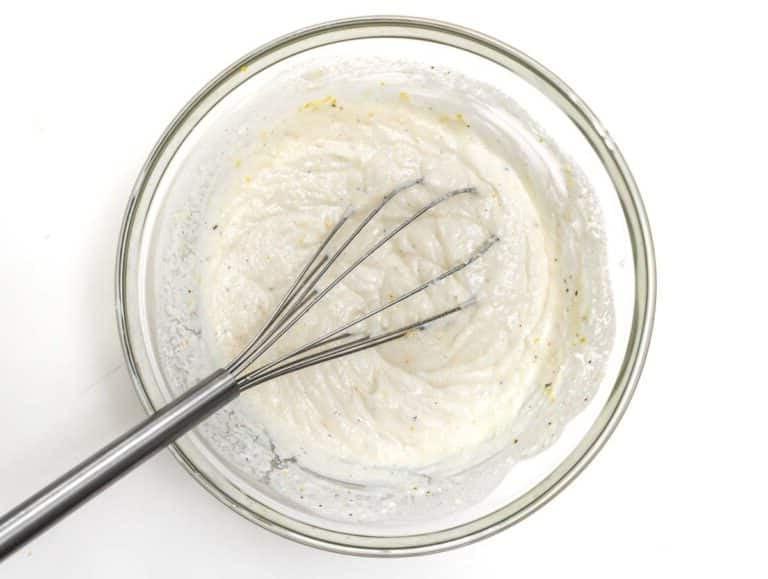 Käse und Zitrone mischen