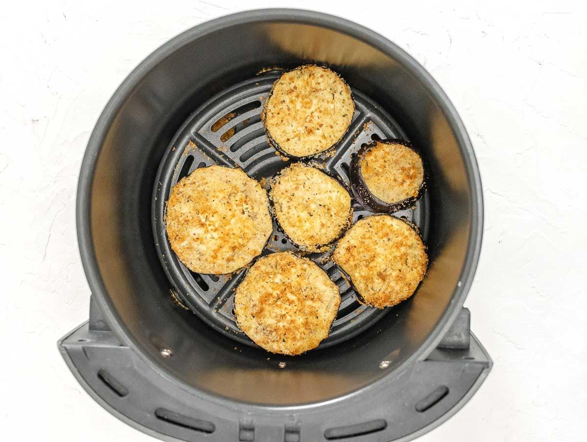 in der Heißluftfritteuse gebackene Auberginen