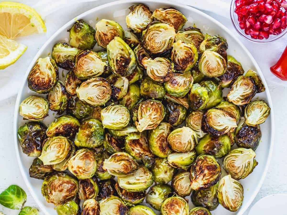 Gerösteter Rosenkohl mit Zitrone und Granatapfel