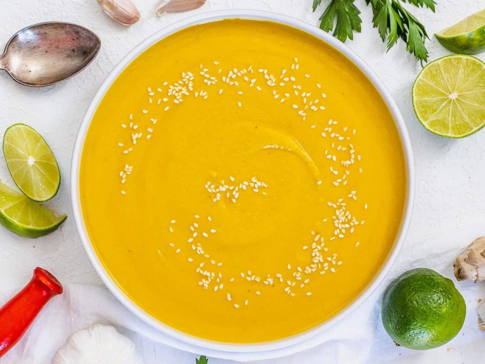 Kabocha-Kürbis-Suppe mit Sesamsamen und Limette