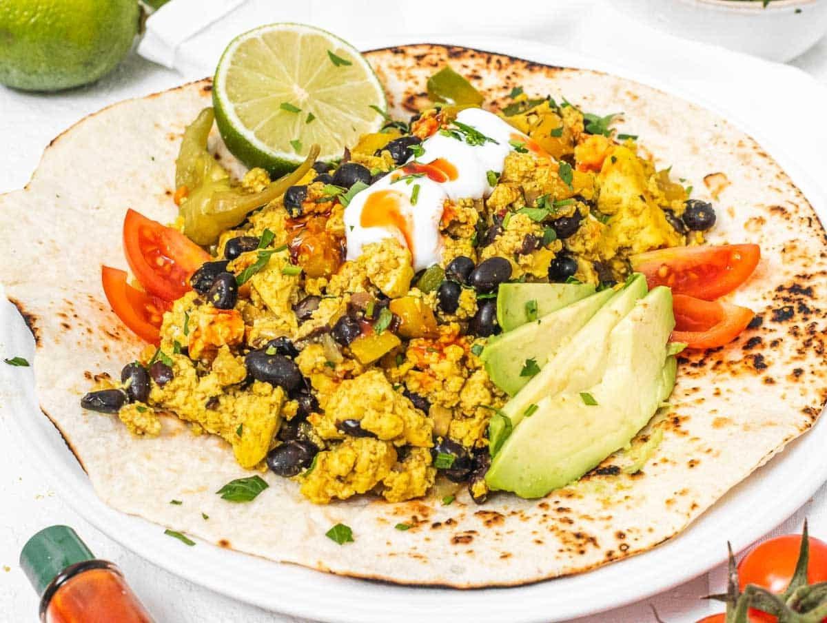 25 Avocado Rezepte 17 Veganes Frühstücks-Burrito mit Tofu-Rührei