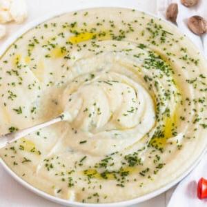 Blumenkohl-Kartoffelpüree mit Löffel und Schnittlauch