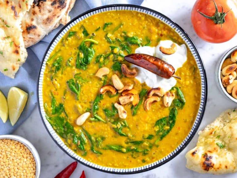 Cremiger Dal serviert mit Joghurt, Cashewkernen und Zitronensaft