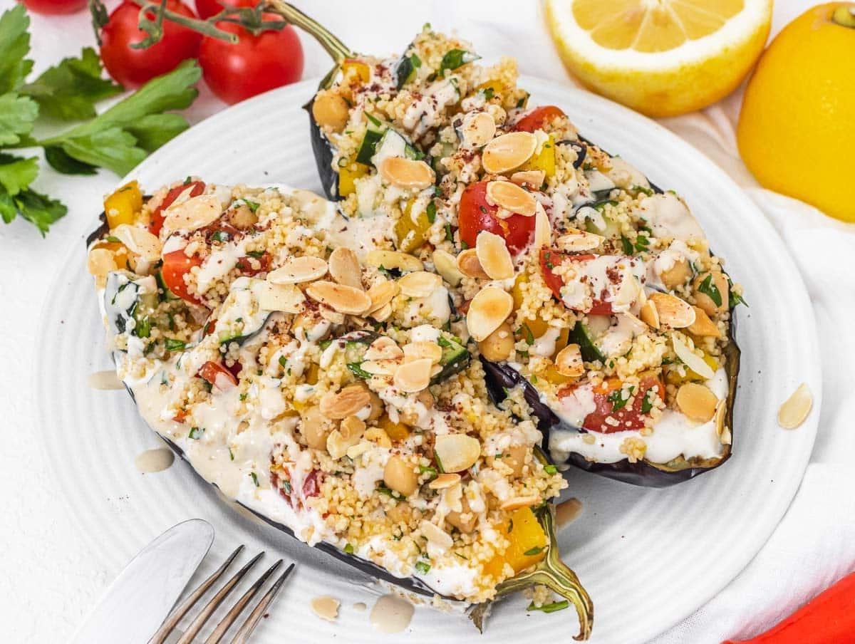 Couscous-Salat auf gefüllter Aubergine