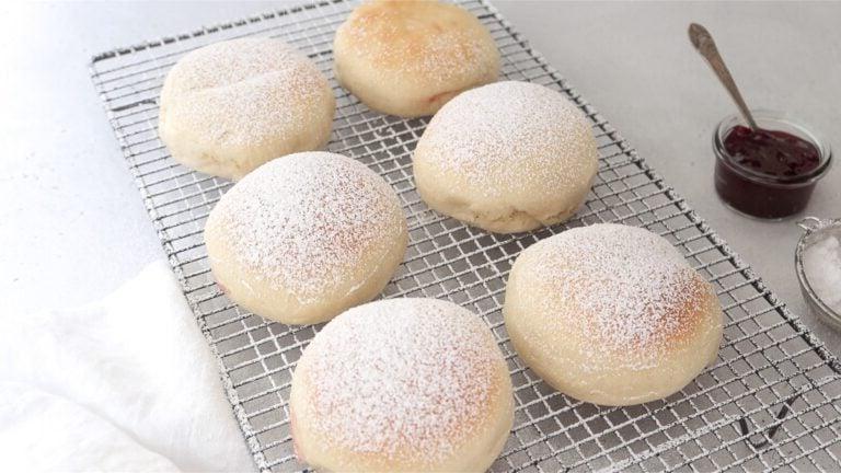 Vegane italienische Krapfen mit Zucker bestreuen