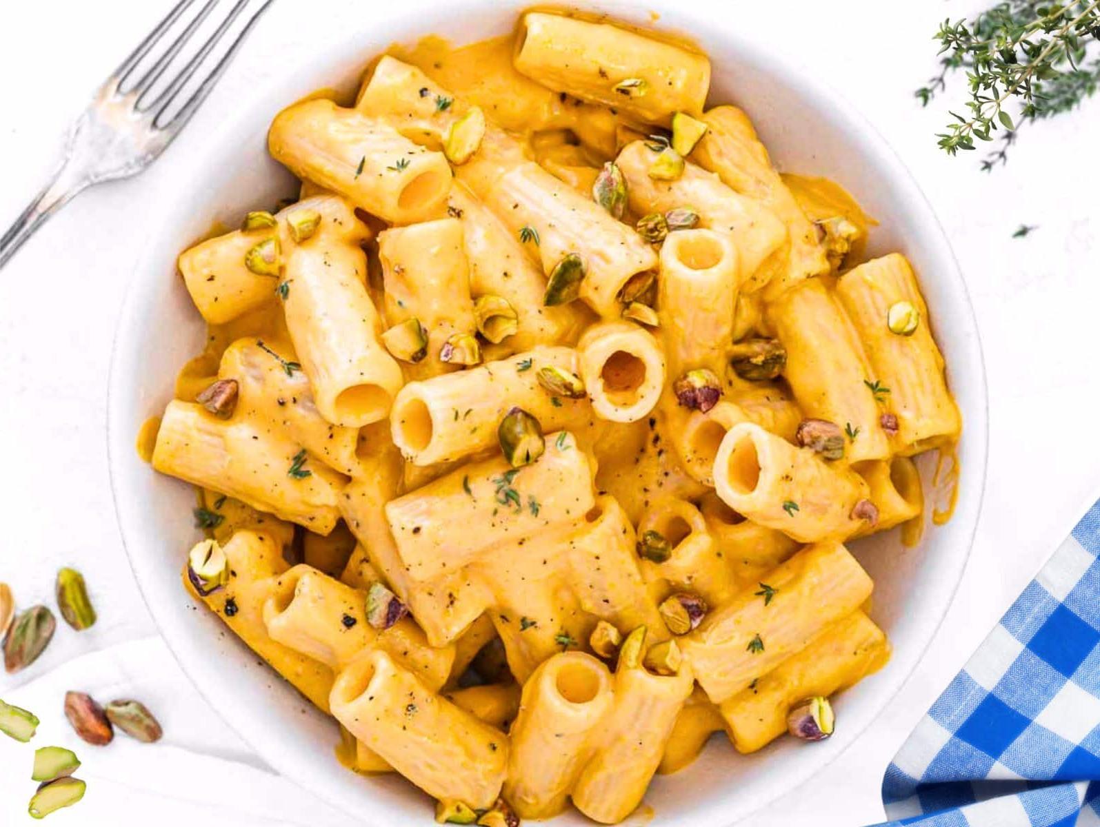 Cremige Butternusskürbis-Pasta mit Pistazienkernen.