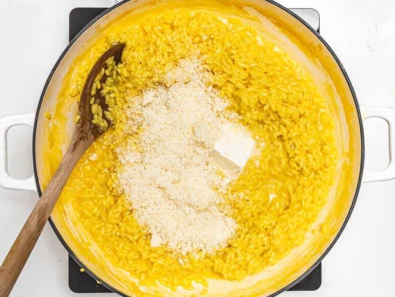 Butter und Käse im Risotto