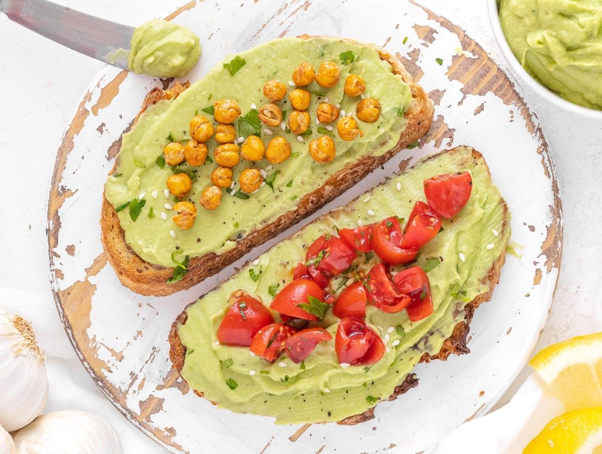30 vegane Mittagessen-Ideen 18 Avocadoaufstrich auf Toast mit gerösteten Kichererbsen und Kirschtomaten