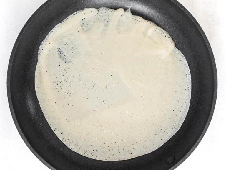 Eifreie Crêpes in einer schwarzen Pfanne