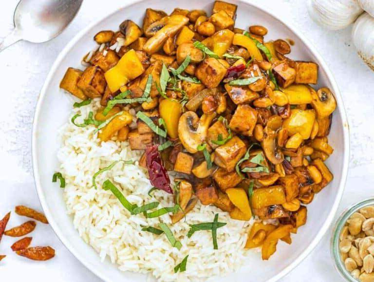 Kung Pao Tofu mit Basilikum und Reis.