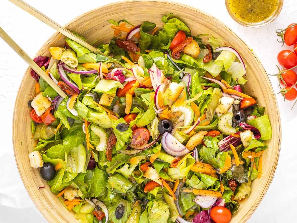Großer italienischer Salat mit italienischem Dressing