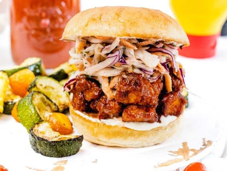 BBQ Soße in einem Burger mit Coleslaw