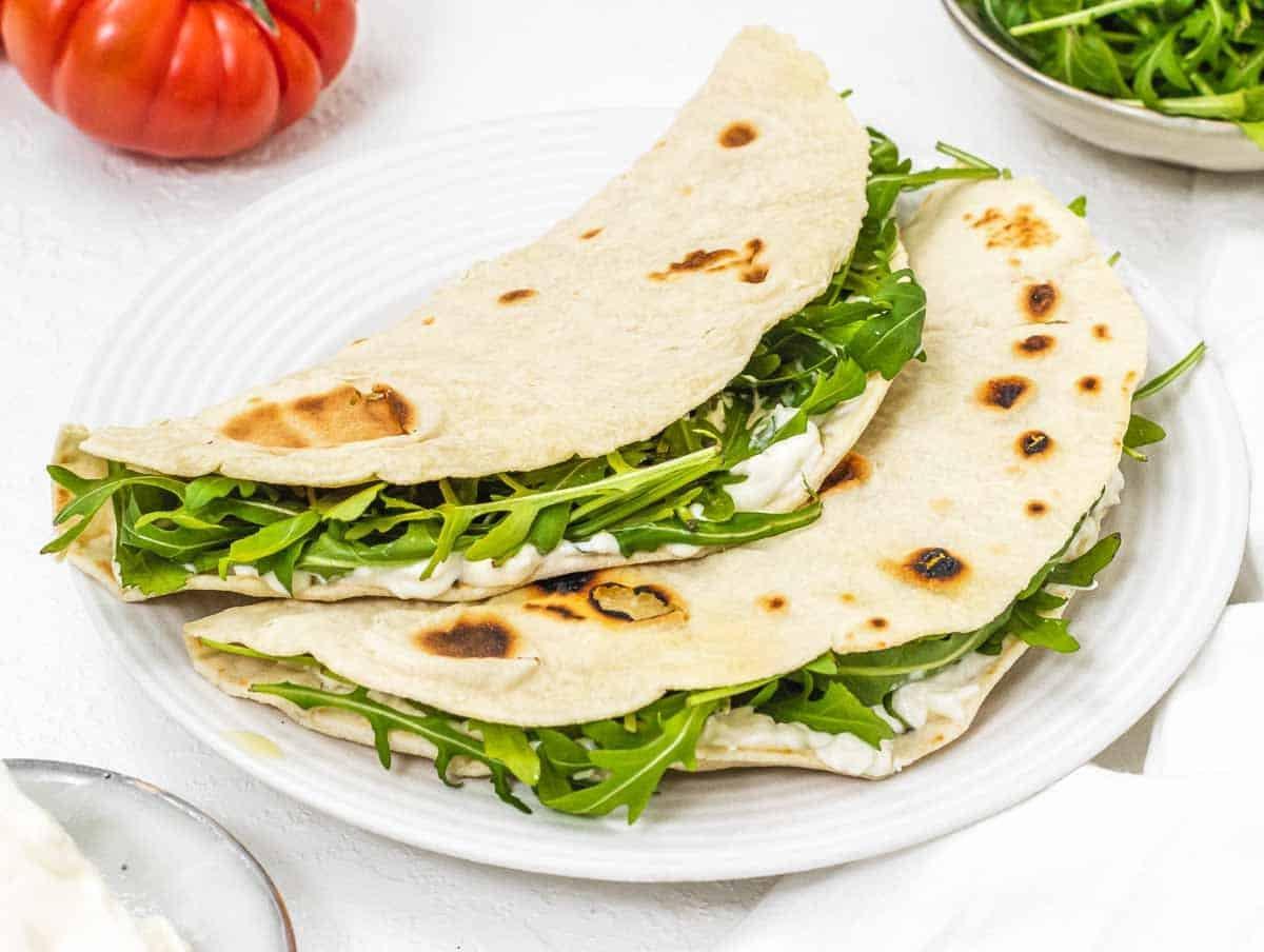 Piadina mit Käse und Rucola.