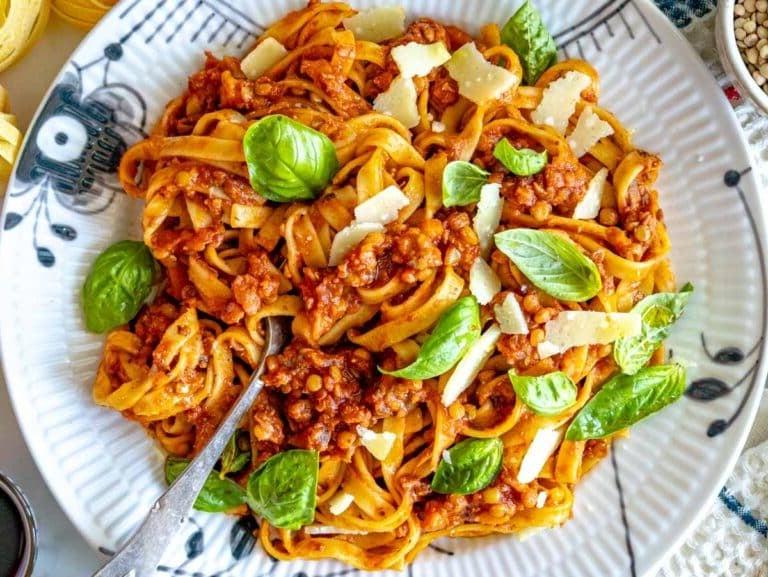 Linsen-Bolognese mit frischem Basilikum, Parmesan und einer Gabel