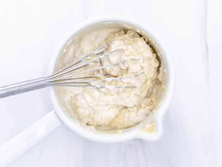Sojajoghurt und Zitronensaft im Topf hinzugefügt