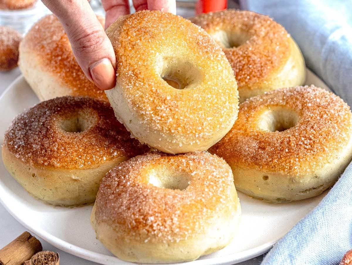 Vegane Donuts nach dem Backen mit Zucker