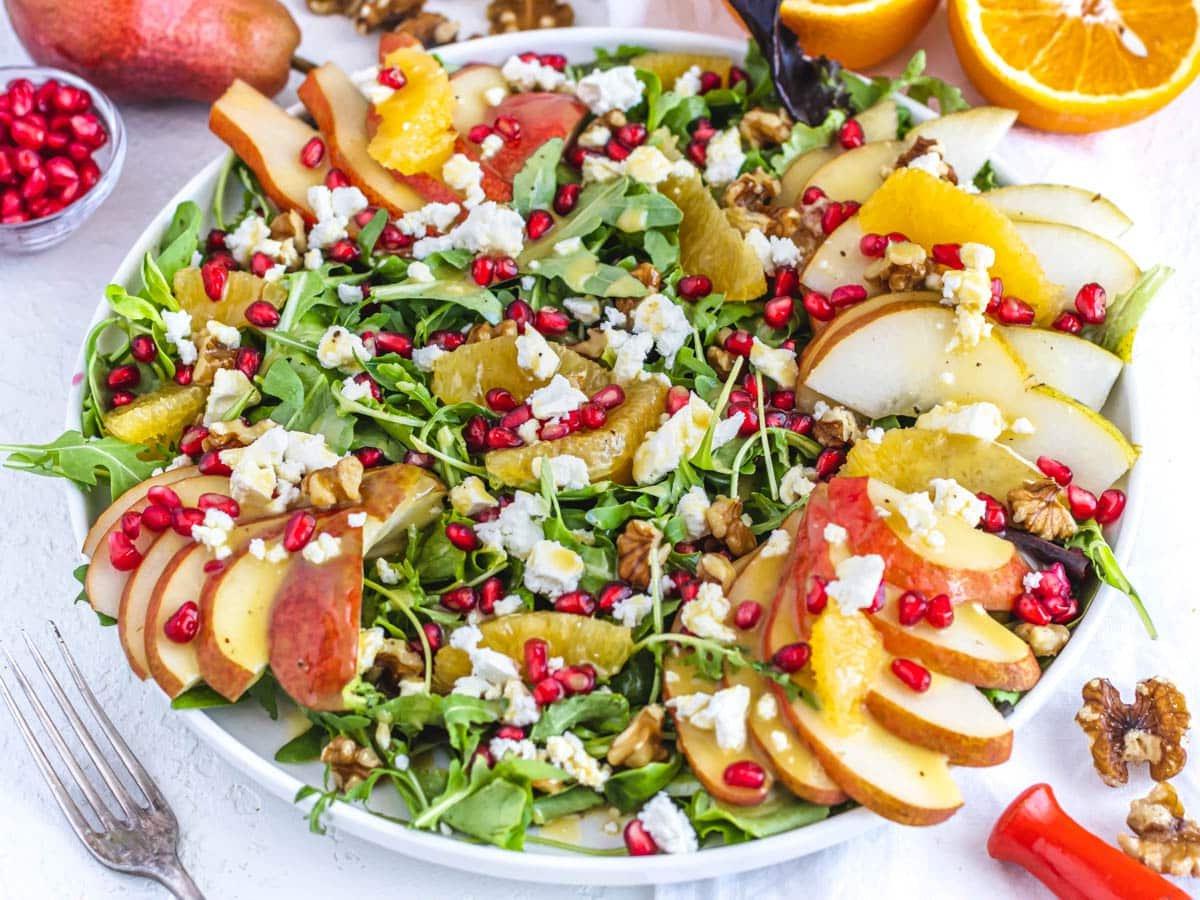 Birnensalat auf einem Teller mit Granatapfelkernen