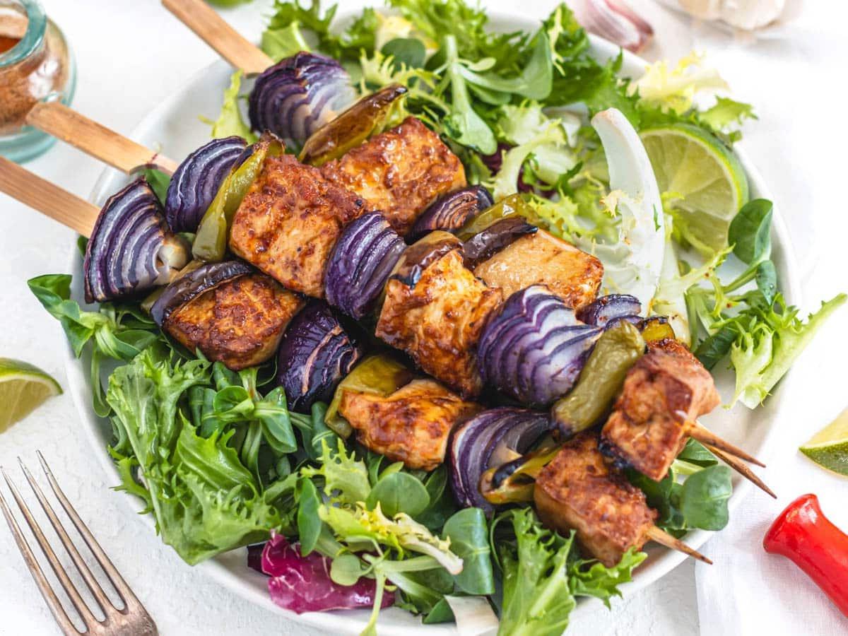 Tofu-Spieße auf einem Salatbett