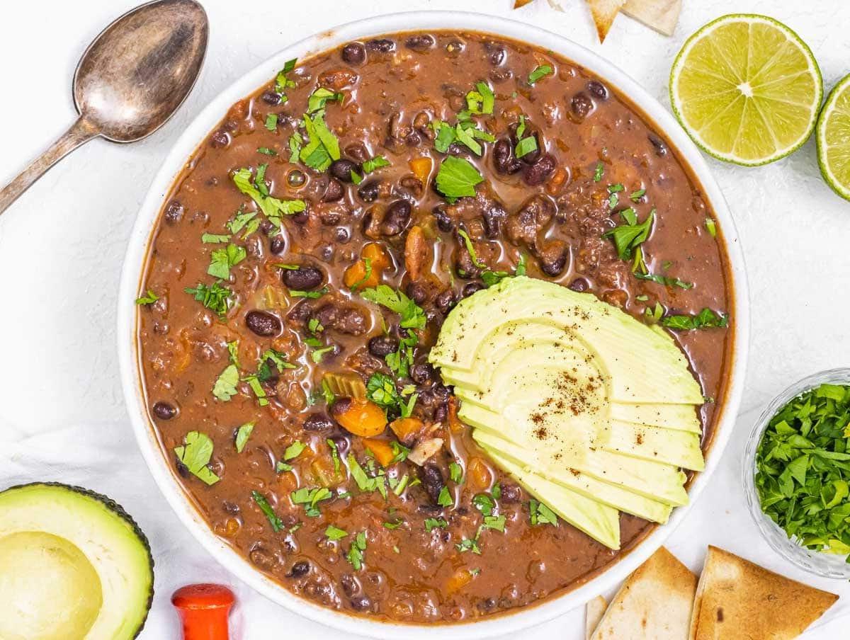 25 Avocado Rezepte 18 Schwarze Bohnen Suppe mit Avocado-Scheiben