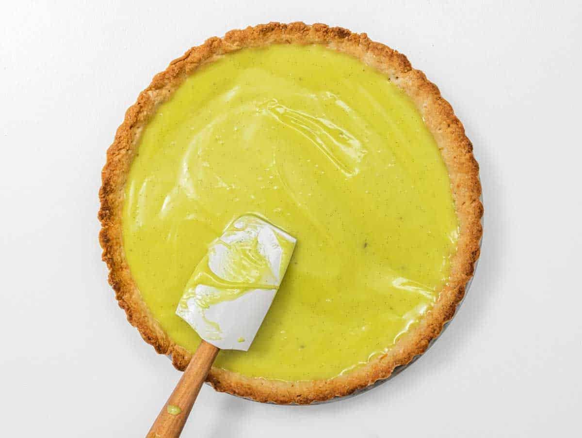 Puddingcreme in Tarteboden verteilen