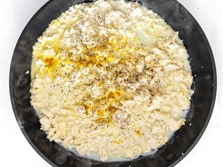 Kurkuma, Salz und Pfeffer im Tofu Rührei