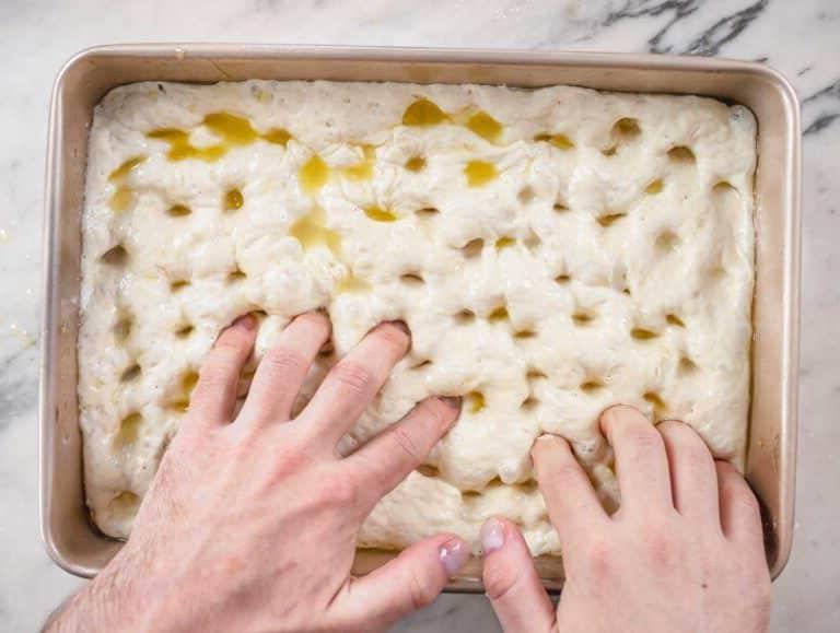 Nico formt Dimples im Focaccia-Teig.