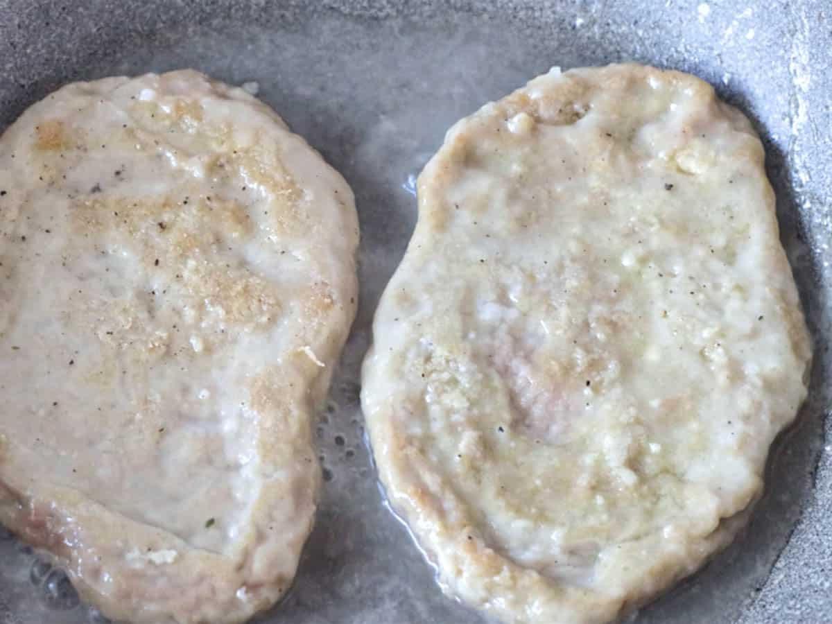 Veganes Hähnchen in einer Pfanne mit Salz und Pfeffer